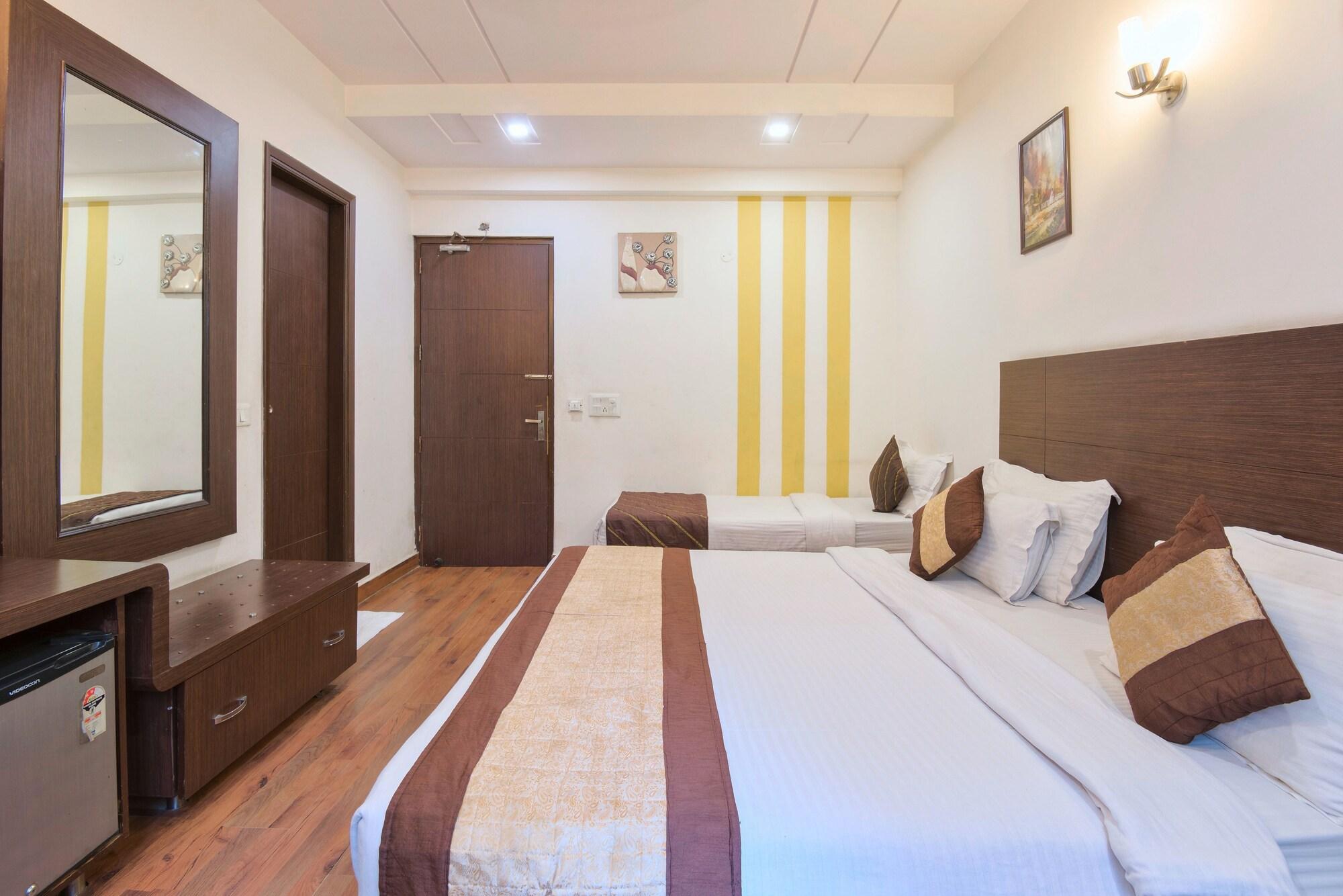 Hotel La Vista Delhi Exterior photo