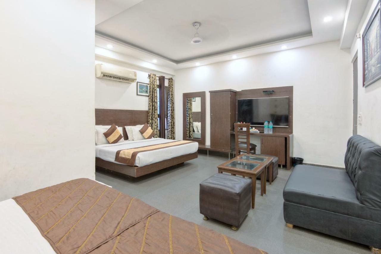 Hotel La Vista Delhi Exterior photo