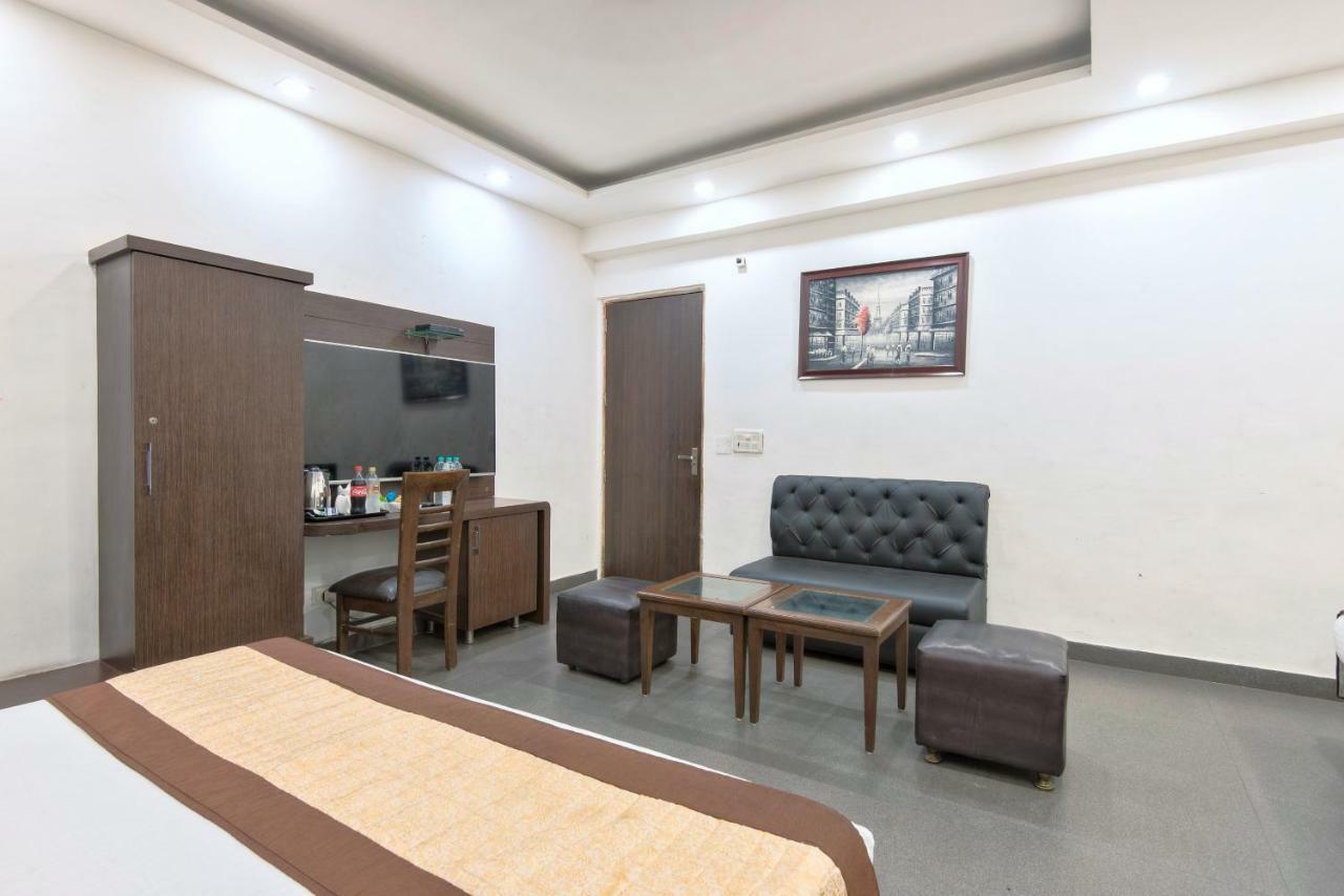Hotel La Vista Delhi Exterior photo